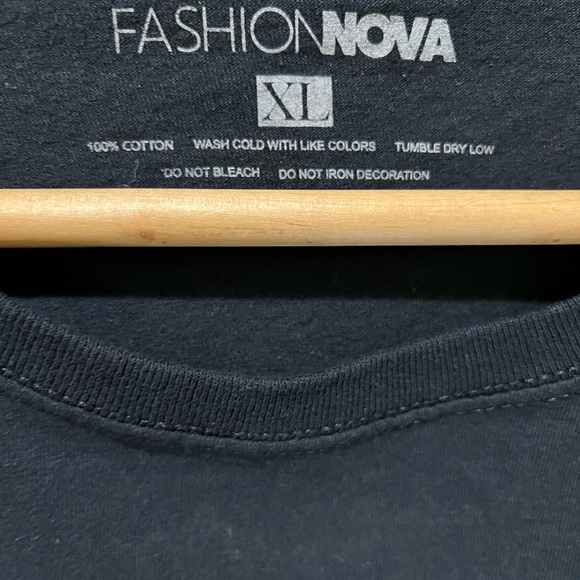 FASHION NOVA BLACK GRAPHIC ROSE CROP SS TEE - Picture 3 of 15